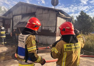  Pożar dwóch hal. W akcji kilkudziesięciu strażaków