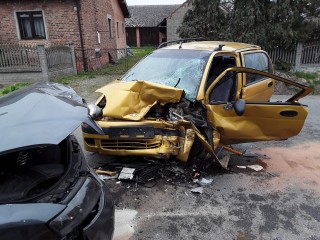  Wypadek z udziałem dwóch samochodów osobowych w Mieleszynie