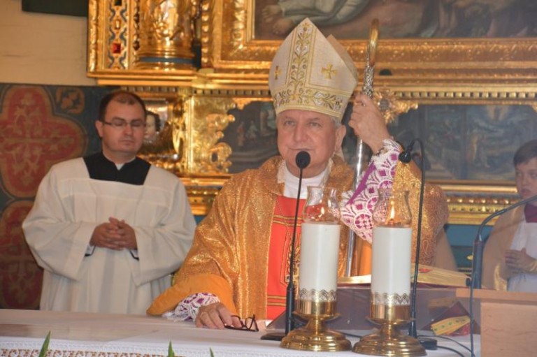  Biskup poświęcił ołtarz 