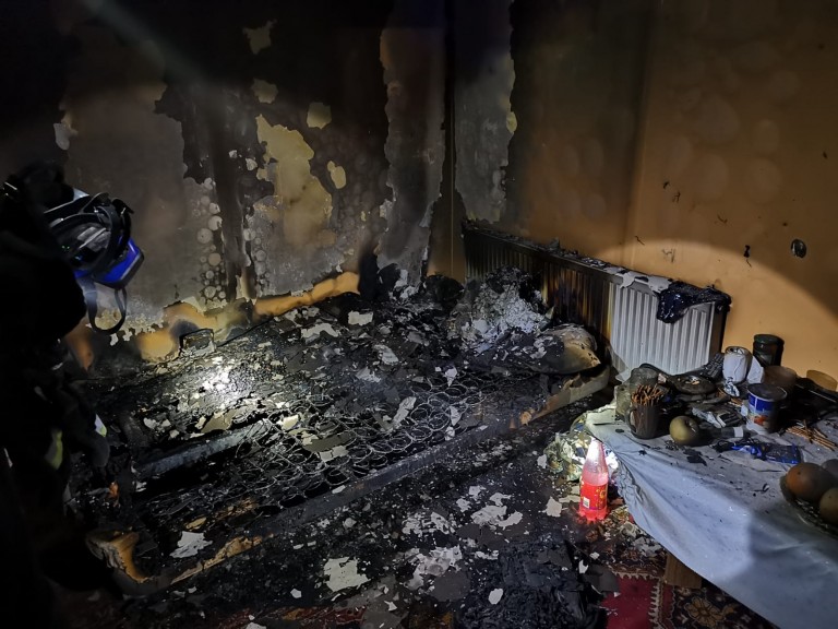  Strażacy gasili pożar kanapy w budynku mieszkalnym