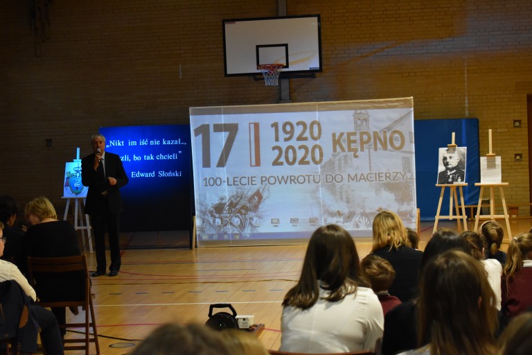  Uczniowie uczcili 100 rocznicę przywrócenia Ziemi Kępińskiej do Macierzy