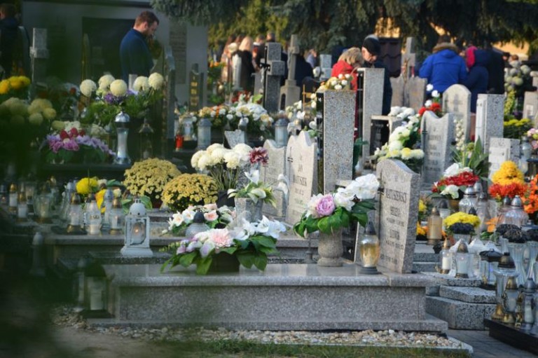  Cmentarze w Dekanacie Lututowskim są zamknięte 