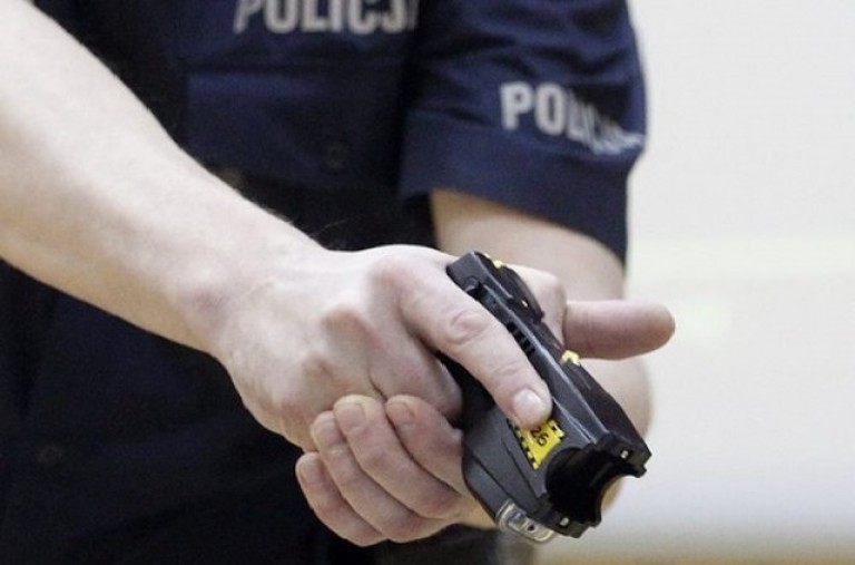  19-latek z Kierzna groził użyciem noża. Policja musiała użyć paralizatora!