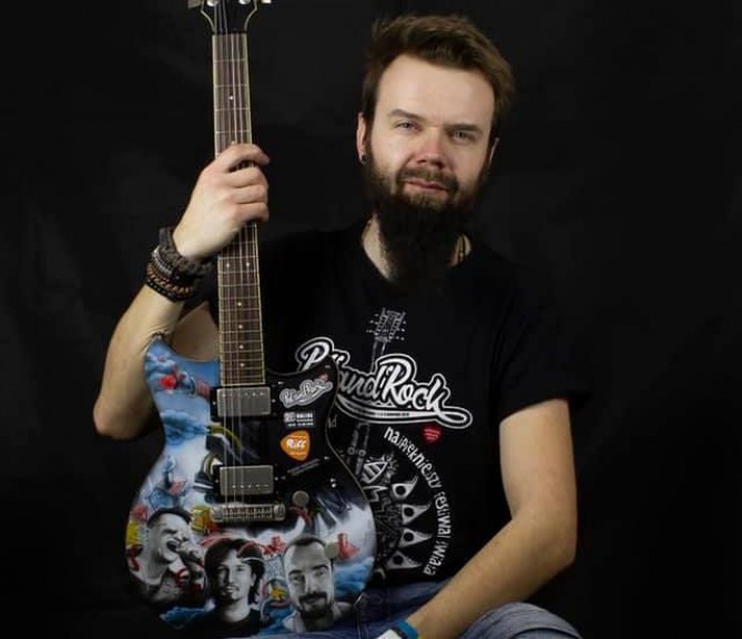  Szymon Chwalisz „zmalował” kolejną gitarę dla WOŚP 