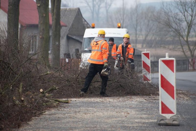  Przebudowa drogi powiatowej Wyszanów - Wieruszów potrwa do końca roku 