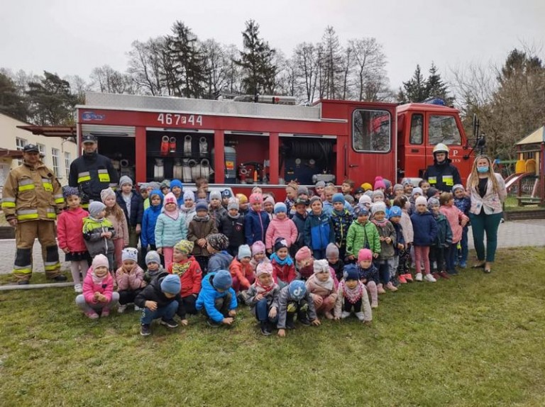   Przedszkolaki złożyły życzenia strażakom