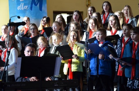  Pieśni patriotyczne śpiewali w kościele w Sokolnikach 
