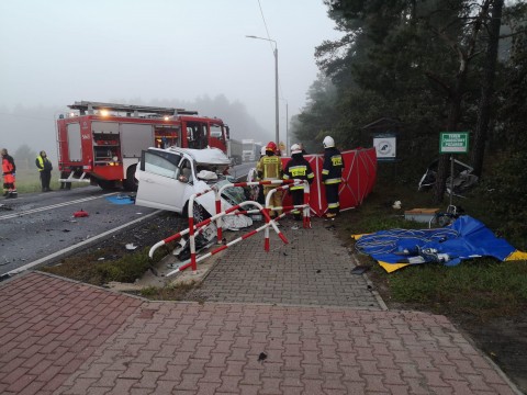  54-letni mężczyzna poniósł śmierć na miejscu. Dwie pasażerki trafiły do szpitala. Wypadek w Ostrzeszowie 