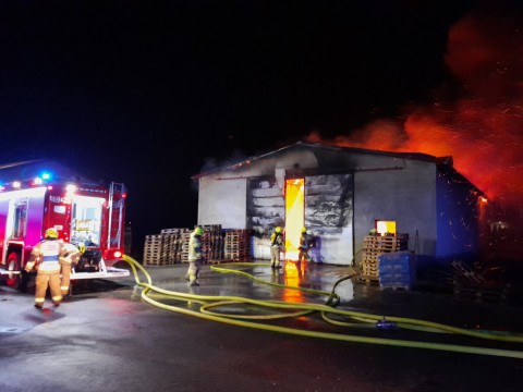  12 zastępów straży pożarnej gasiło pożar hali
