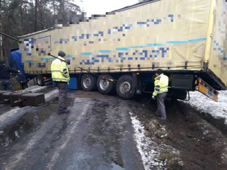  Ciężarówka blokowała drogę 
