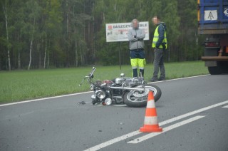  Motocyklista uderzył w barierę 