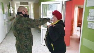  Żołnierze pomagają w szpitalu 