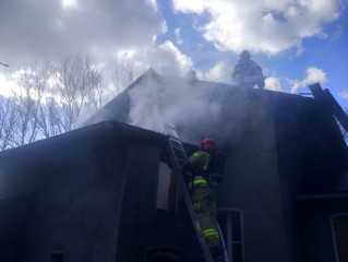  Strażacy gasili pożar pustostanu 