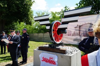  Symboliczny pomnik w 150. rocznicę kolei w Podzamczu