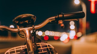 Zdjęcie -  Nietrzeźwa rowerzystka, jadąc pod prąd, spowodowała kolizję z bmw