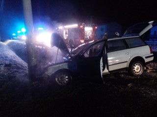 Zdjęcie -  Pijany 22-latek stracił panowanie nad kierownicą, pojazd wjechał w słup i się zapalił 