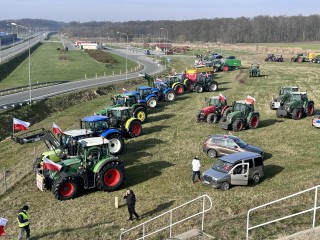  Trwają rolnicze protesty. Zablokowana droga S8, duże utrudnienia w całym regionie 