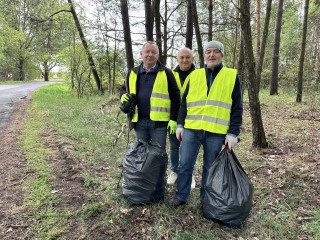  Urzędnicy z powiatu wieruszowskiego zbierali śmieci w ramach corocznej akcji 