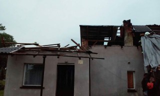  Wiatr zerwał dachy... na jednej posesji