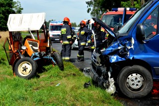 KUŹNICA SKAK.: Wypadek busa i ciągnika 